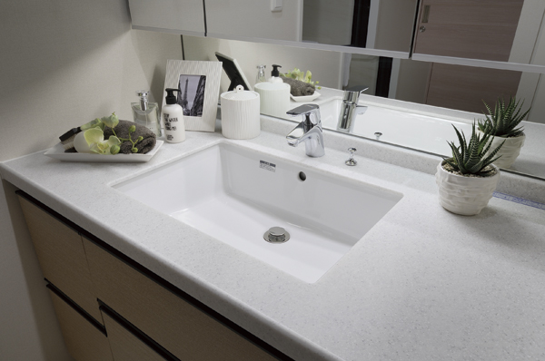 Adopt the artificial marble countertops and porcelain bowl, Vanity feel the height of the grade