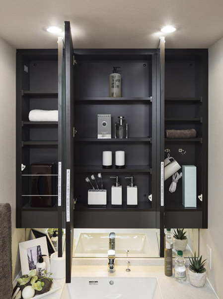 Bathing-wash room.  [Three-sided mirror back storage] Established a rich storage space in the back of the three-sided mirror. Toiletries and cosmetics, etc., You can store plenty fine thing. (Model Room A type ・ Free Plan / Compensation ・ Application deadline Yes ※ Some including paid option)