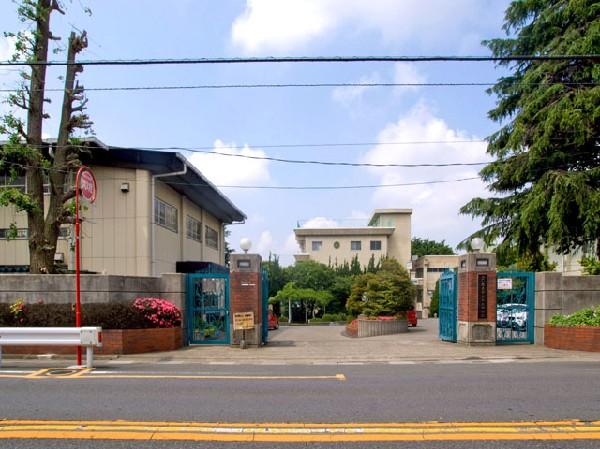 Junior high school. 1060m until the Saitama Municipal Motobuto junior high school