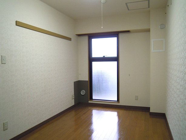 Other room space. Entrance next to the Western-style 6 quires