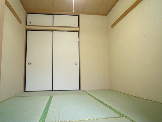 Other room space. Storage and plenty there and easy to use Japanese-style room 6 quires