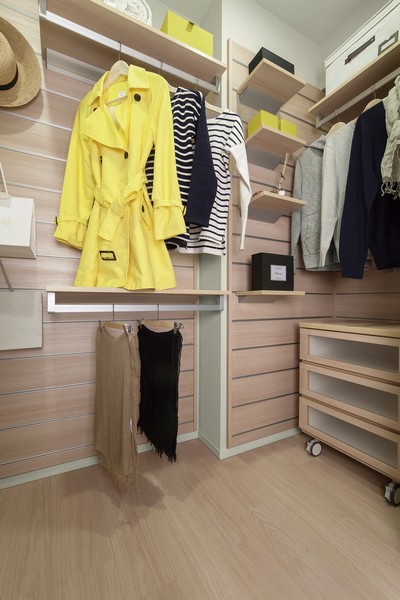 Provided in the Western-style (1) "multi-closet"