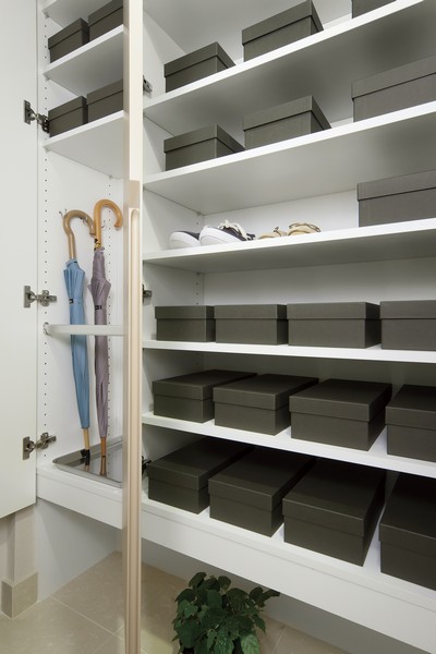 Established a "shoe box" of large-sized shoes and umbrella can be plenty of storage in the front door