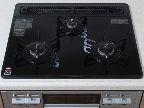 Kitchen.  [Glass top 3-burner stove] Easy to clean oil stains easily wipe, etc.. You can use at the same time in a high-efficiency burner 3 places.