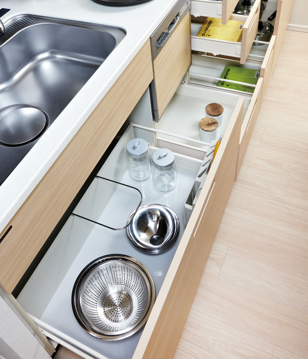 Kitchen.  [Slide storage] Provides a convenient storage that can be taken out with ease even those that closed in a large pot and back. It is software with close function to close slowly quiet.