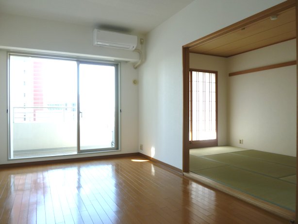 Living and room. Bright and airy living room and Japanese-style room facing the southwest balcony