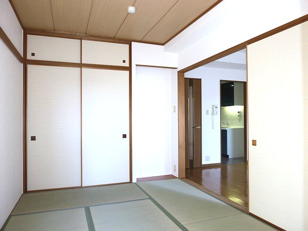 Other room space. 6 Pledge Japanese-style room there is a upper closet with a closet that leads to the living room