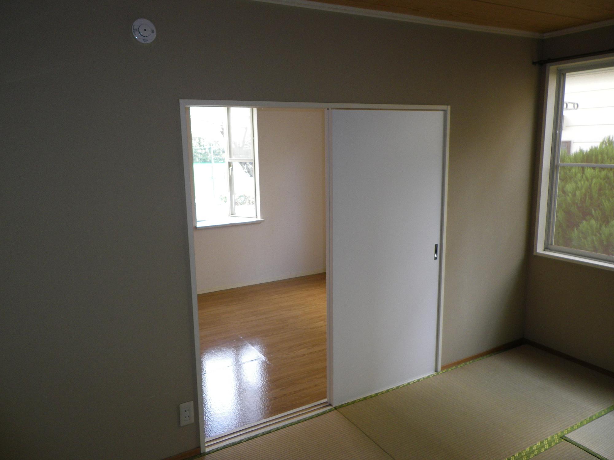 Living and room. Also OK to use by connecting the Western and Japanese-style! 