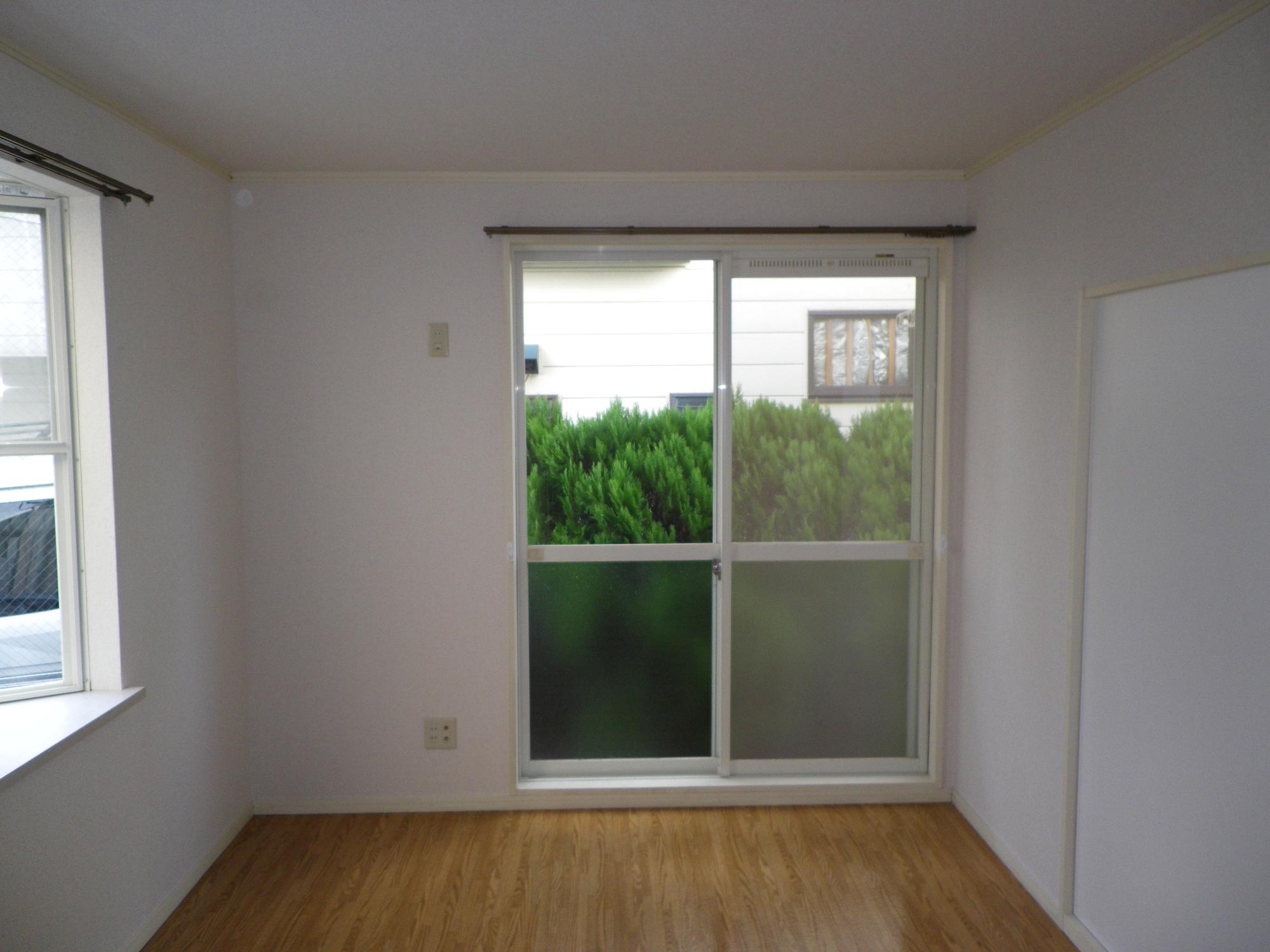 Living and room. Western-style 6 tatami with a bay window! 