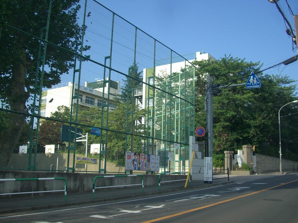 Junior high school. Kizaki 560m until junior high school