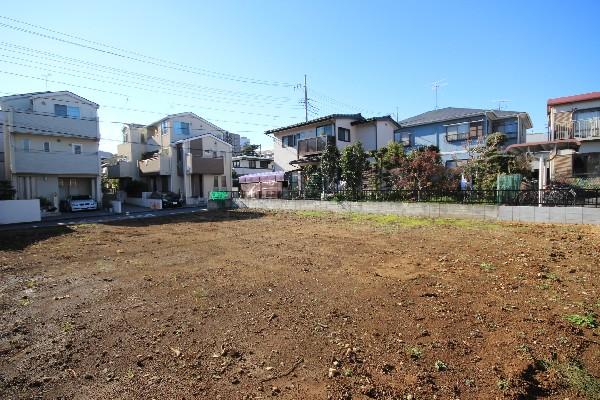 Local land photo. It looks like the west side adjacent land is found. Since the garden, which is beautifully clean and green is felt comfortable. 