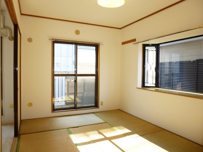 Other room space. Bright Japanese-style room. Taking two-sided lighting in the south balcony