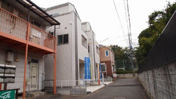 Local photos, including front road. Situated in a quiet residential area, Is the environment in which children can live in peace