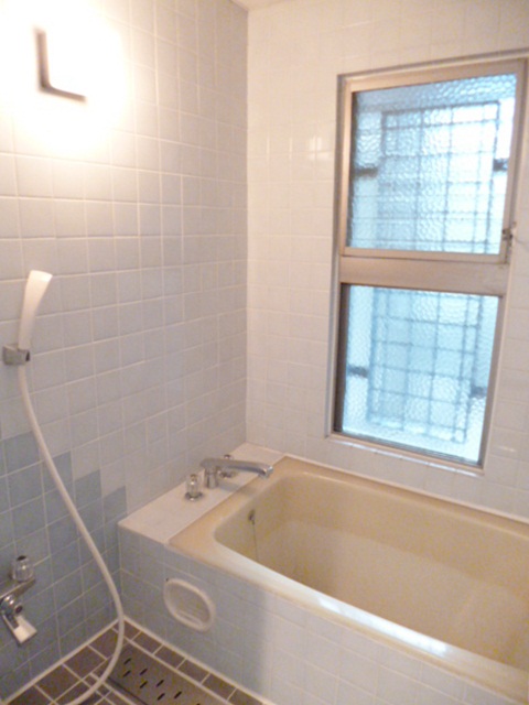 Bath. Spacious bathroom with a large window and add-fired function