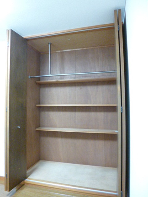 Receipt. Easy-to-use closet there is a pipe hanger & partition shelf
