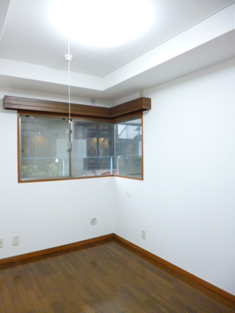 Other room space. There is a bright Western-style of the L-shaped window