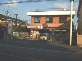 Convenience store. 450m to Seven-Eleven (convenience store)