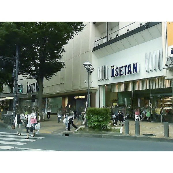 Shopping centre. 756m to Urawa Isetan (shopping center)