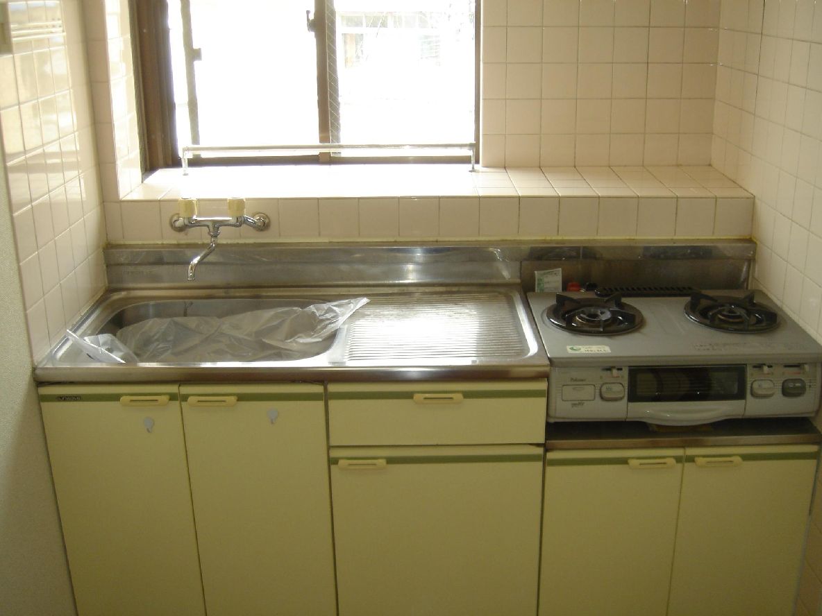 Kitchen. Two-burner gas stove installation Allowed. 