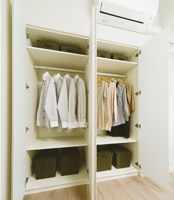 Western-style (1) in the installed closet. Ensure a rich amount, Shelves in the movable, You can change the height depending on the size of the storage to those