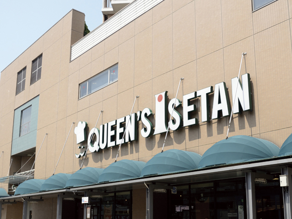 Queens Isetan Kitaurawa store (a 12-minute walk ・ About 900m)
