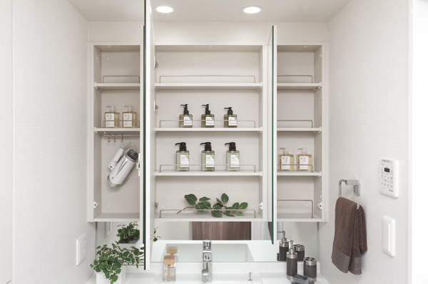 Ensure abundant storage space in the three-sided mirror back of vanities. Dryer hook is also useful ( ※ 1)