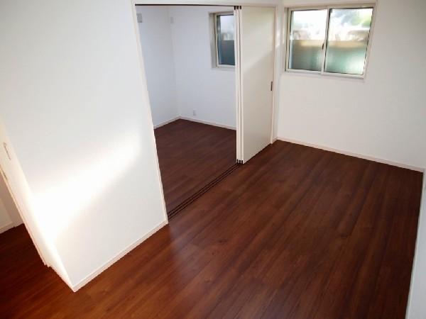 Non-living room. First floor 6.5 tatami mats of Western-style. 5 tatami of Western-style and is adjacent