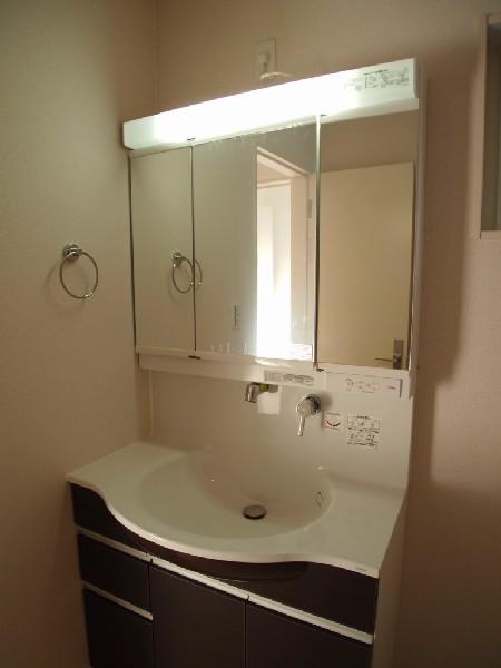 Wash basin, toilet. Three-sided mirror, Wash basin with shampoo dresser