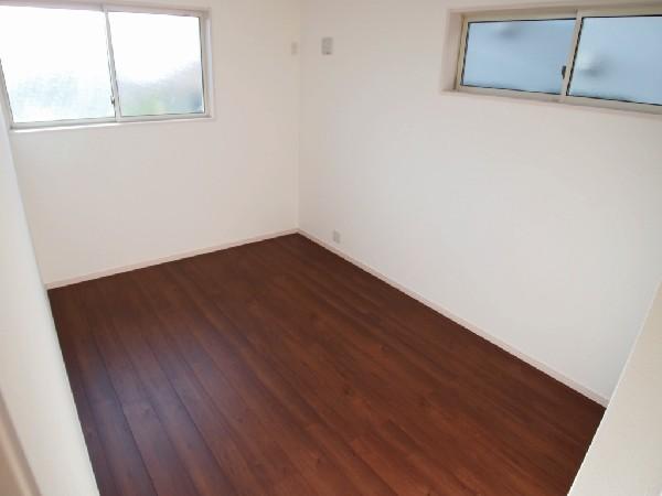 Non-living room. 2nd floor 6.7 tatami mats of Western-style. There is also storage space