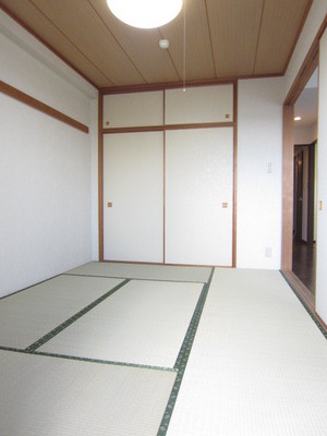 Living and room. Japanese-style room 6 quires! You can use to connect with the living!