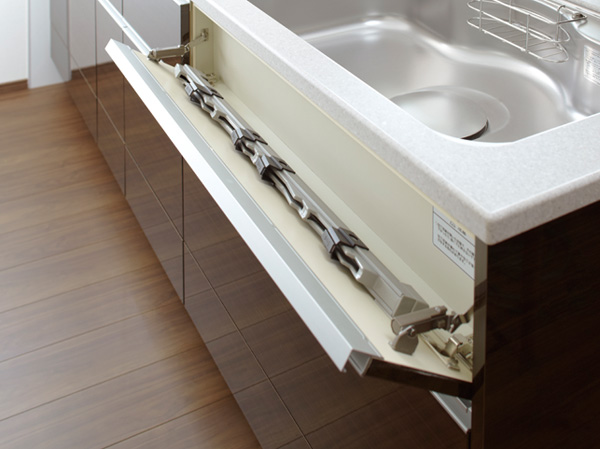 Kitchen.  [Flap knife feed storage] Sink before the kitchen knife storage space. Absorb the impact when you open a kitchen knife flap.