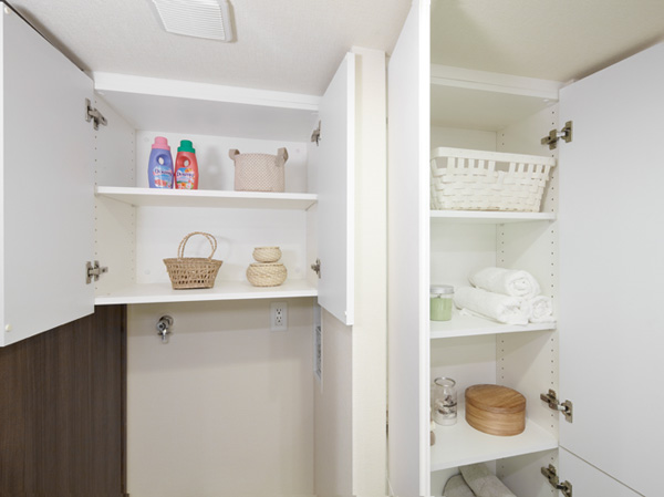 Bathing-wash room.  [Linen cabinet] Set up a convenient linen warehouse for storage, such as sanitary supplies. It puts to organize a compact.