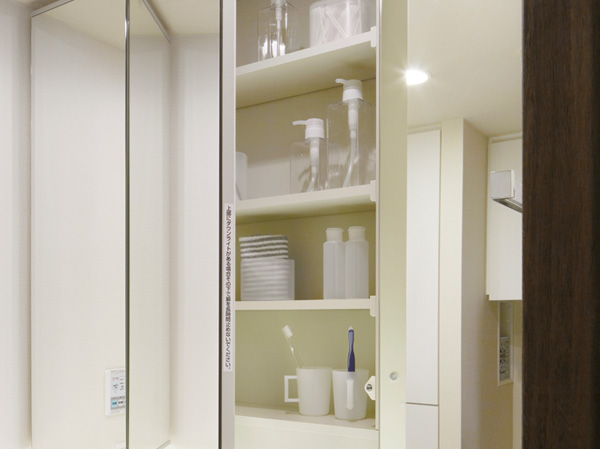 Bathing-wash room.  [Kagamiura storage with triple mirror] Ensure the storage rack on the back side of the mirror. You can clean and holding small objects such as toiletries and cosmetics.