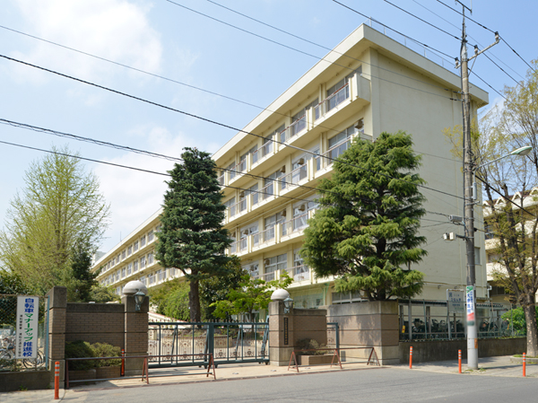 Surrounding environment. Saitama Municipal Tokiwa Junior High School (14 mins / About 1100m)