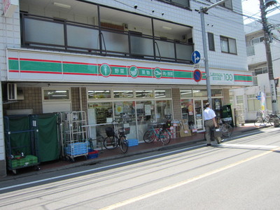 Convenience store. 100 yen 300m to Lawson (convenience store)