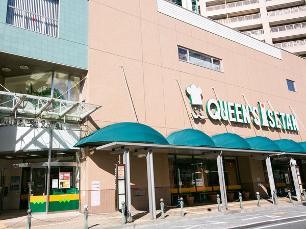 Surrounding environment. Queens Isetan Kitaurawa store (about 1390m, 18 mins / West Residence, About 1380m, 18 mins / East Residence)