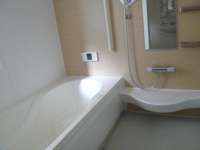 Bathroom.  ■ Spacious 1 tsubo size unit bus