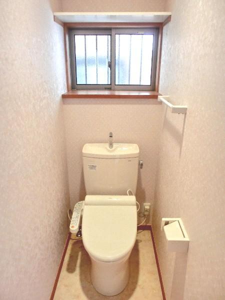 Toilet. Washlet standard equipment. Ensure even ventilation force provided a window!