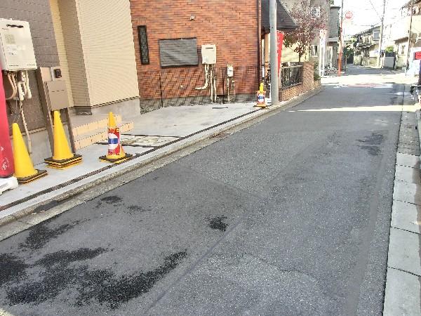 Local photos, including front road. And quiet while shopping facilities are facing the street would expect, Convenience of the surrounding area has become very high.