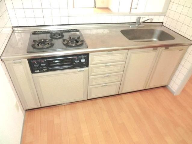 Kitchen.  ☆ 3-neck gas stove ・ System kitchen with grill ☆ 