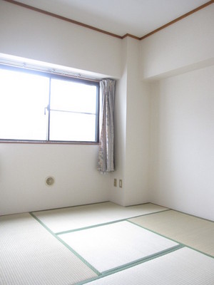 Living and room. There is also a Japanese-style calm down. 