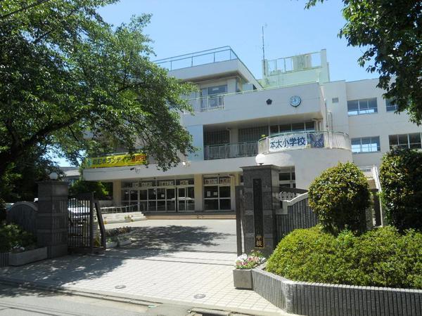 Primary school. 980m until the Saitama Municipal Motobuto Elementary School