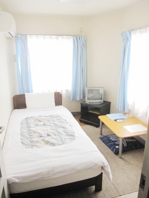 Living and room. The two sides is a bright Western-style with a window bed also comes with Yo! 