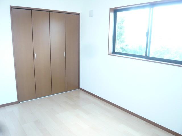Non-living room. Widely bright bedroom. 