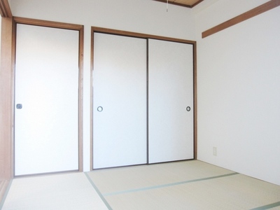 Living and room. Guests can relax in the bright Japanese-style room