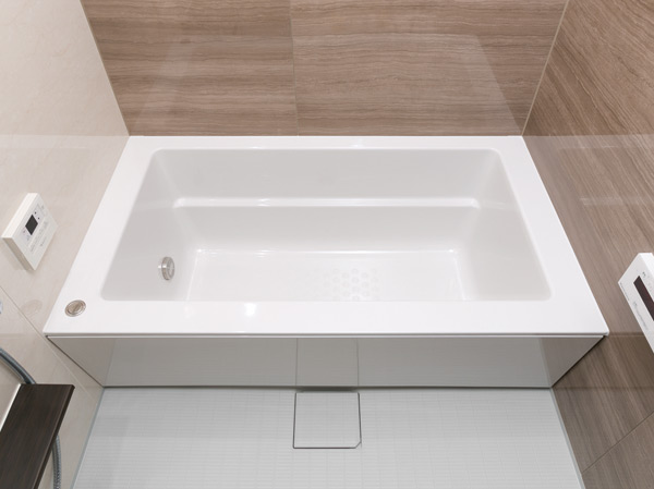 Bathing-wash room.  [Straight-type tub] Enjoy a leisurely bath time with children and two people, It has adopted a straight-through bathtub. A simple beauty that takes advantage of the structure of the surface, It will be refreshing impression the entire space.