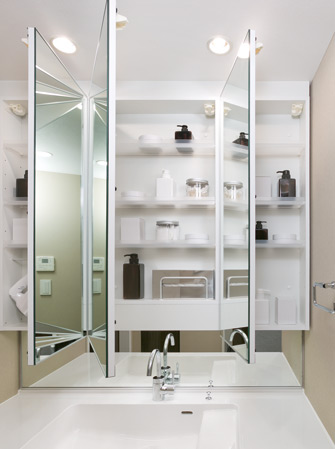 Bathing-wash room.  [Three-sided mirror with vanity (with hand lighting)] It has adopted a three-sided mirror with vanity, which also includes a three-sided mirror under mirror tailored to the child's point of view. Ensure the storage rack on the back side of the three-sided mirror. You can organize clutter, such as skin care and hair care products. Also storage rack is clean and maintain because it is clean and remove.
