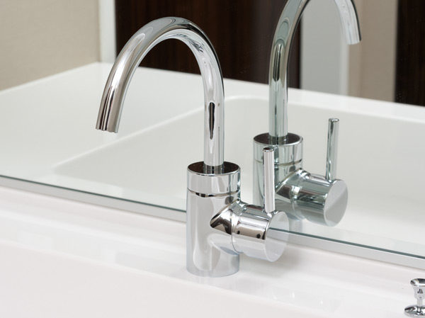 Bathing-wash room.  [Single lever faucet] It has adopted a single-lever faucet of stylish design to vanity. Graceful swan-neck form is accompanied by a refinement in vanity of space.