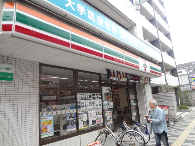 Convenience store. 370m to Seven-Eleven (convenience store)