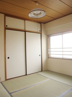 Living and room. Plenty of storage with a Japanese-style room 6 quires